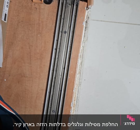 מסילת מתכת על רצפת עץ עם חיבורי ברגים